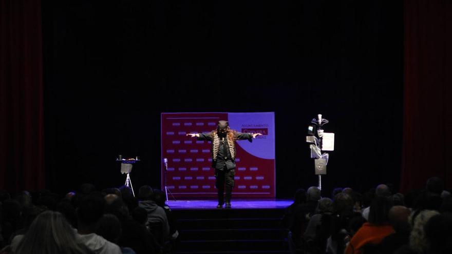 La "psicología extrema" de Greca de Blas engancha al Llar de Las Vegas en el X Festival de Magia de Corvera