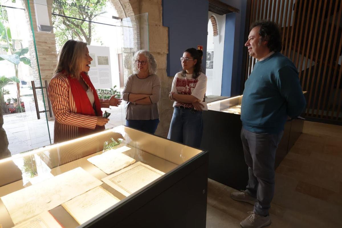 Isabel Albás visita la muestra del Archivo Municipal.