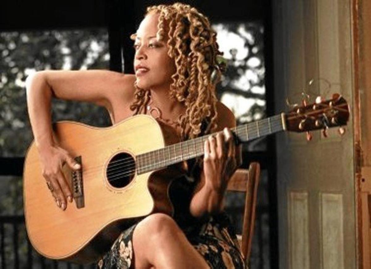 Cassandra Wilson, una cantant de jazz a qui li agrada l’experimentació sense límits. Cassandra Wilson, una cantant de jazz a qui li agrada l’experimentació sense límits.