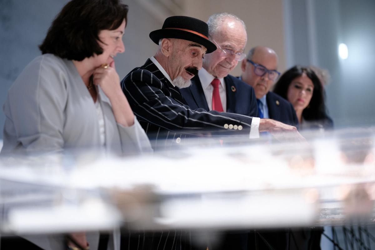 La exposición 'Del óvulo al origen. Un viaje a la inversa', de Frank Rebajes en el MUCAC La Coracha