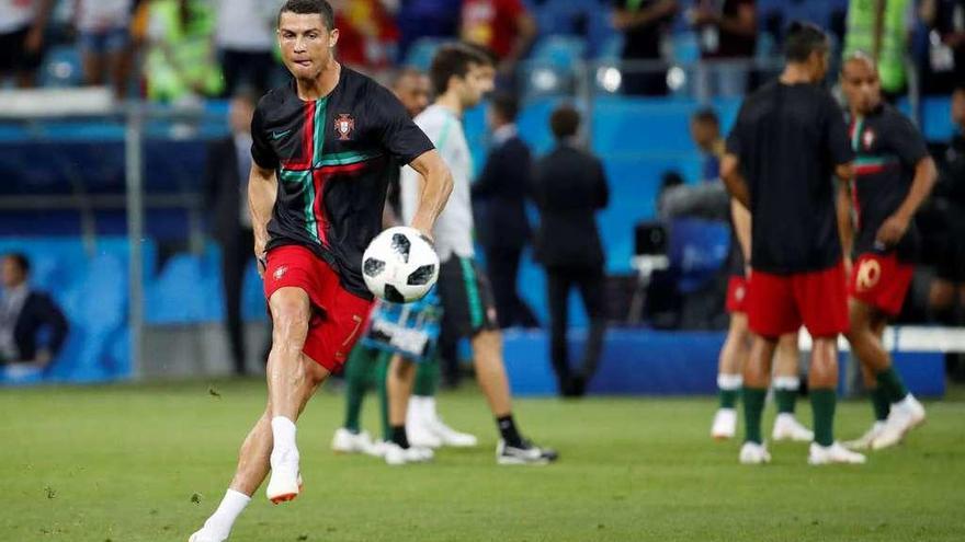 Cristiano Ronaldo golpea el balón con la selección portuguesa.