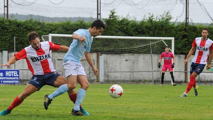 Varo presiona a un rival con el meta Alex Vila y Arán en segundo plano. // Iñaki Abella