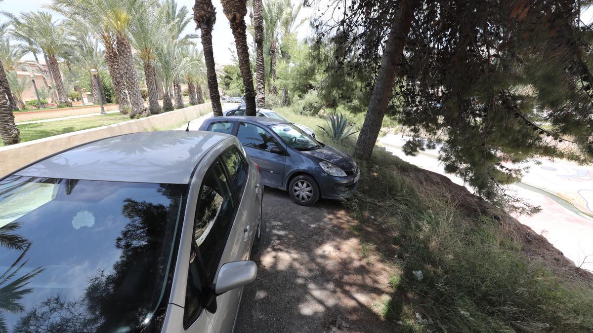 Varios vehículos aparcados de forma irregular en la calle Mohammed Al Safra