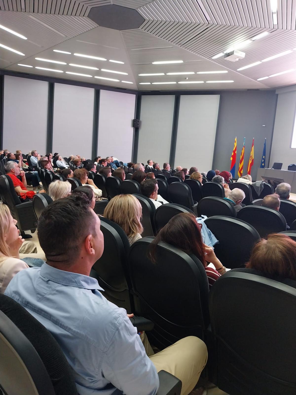 El encuentro reunió a cerca de un centenar de asistentes en el Hospital General de Elche