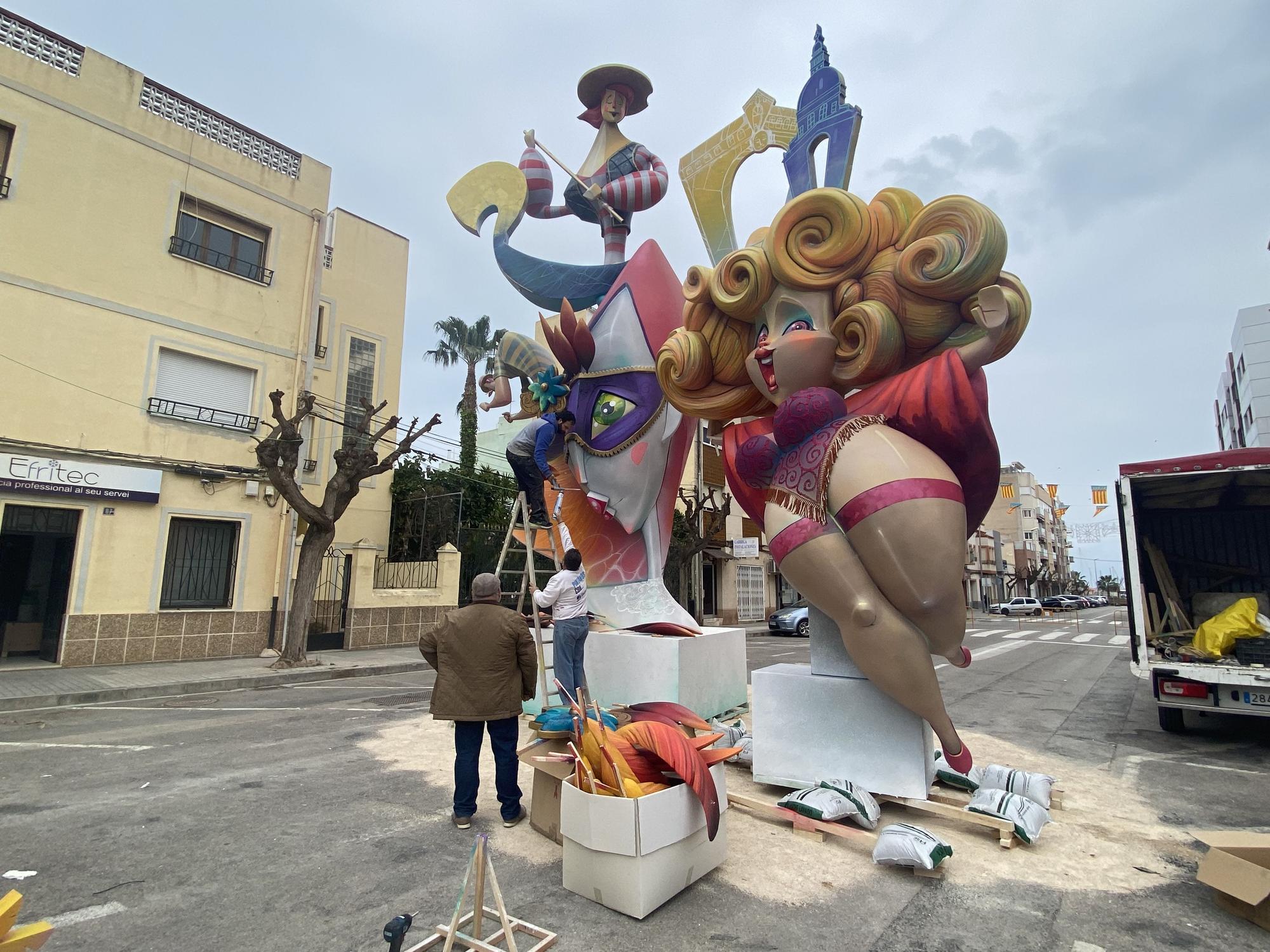 El monumento de la falla Benicarló ya está completamente alzado.