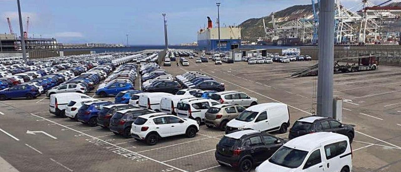 Modelos de la marca Dacia (Grupo Renault-Nissan), a la espera de embarque en la terminal Ro-Ro de Tánger MED.