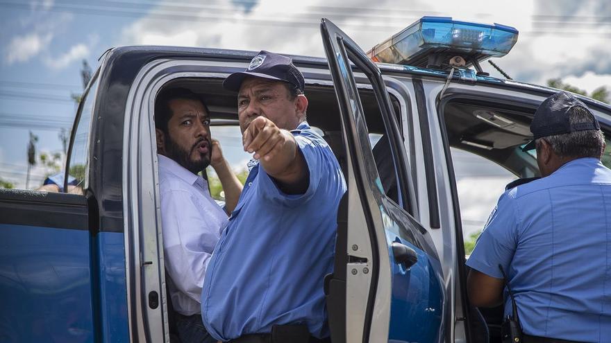 Un agente de la policía nicaragüense abate a un sospechoso armado tras una persecución