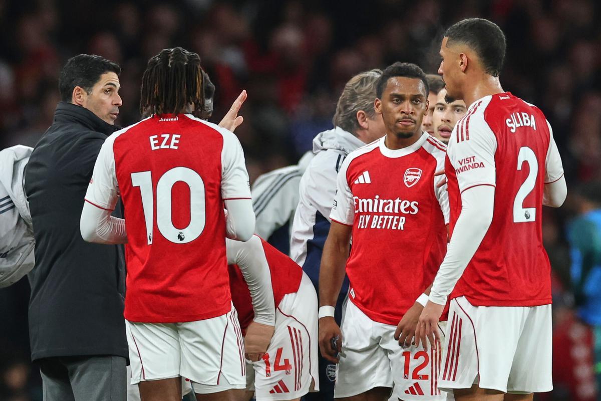 Arsenal's manager Mikel Arteta, left, speaks to his players during the English Premier League soccer match between Arsenal and Wolves in London, Saturday, Dec. 13, 2025. (AP Photo/Richard Pelham) Associated Press / LaPresse Only italy and spain