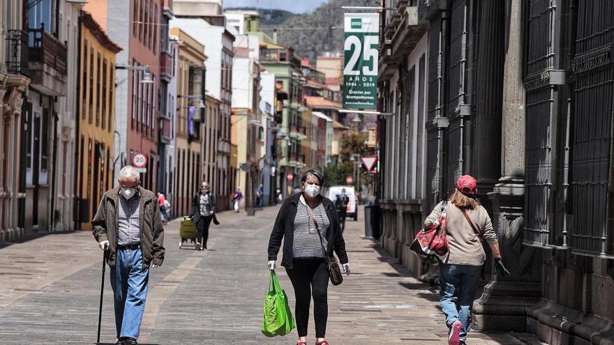 Varias personas pasean por La Laguna.