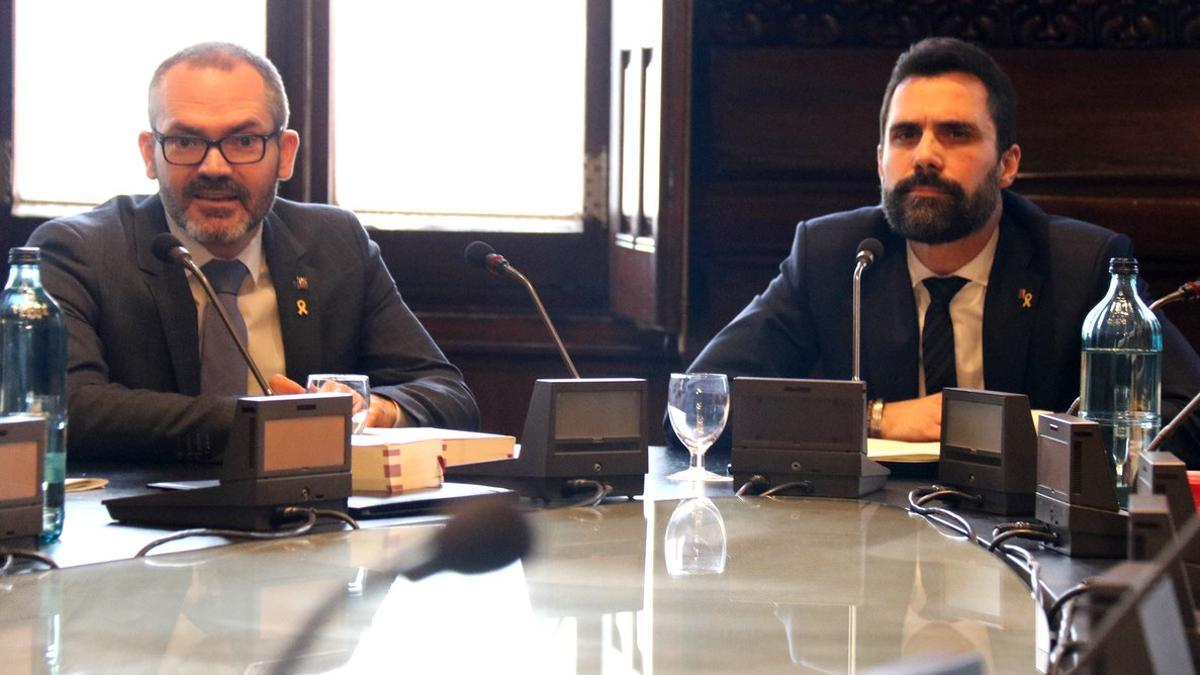 El presidente del Parlament, Roger Torrent (derecha), y el vicepresidente primero, Josep Costa, en la reunión de la Mesa, este lunes.