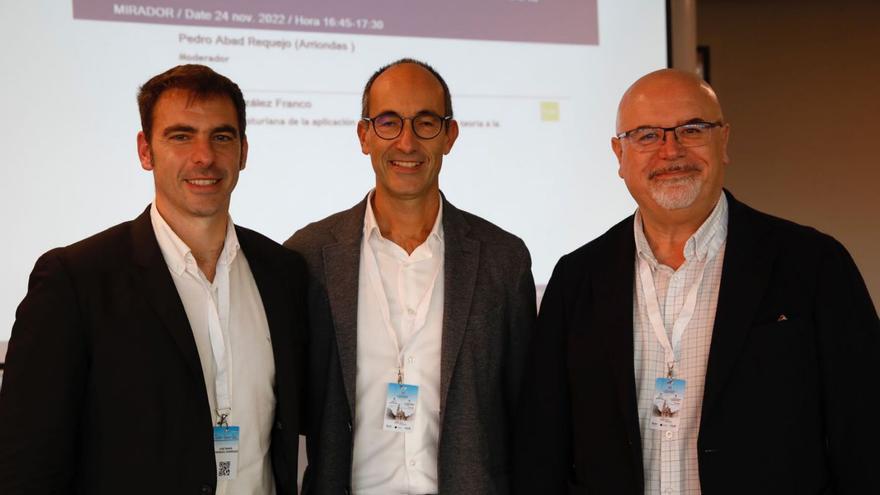 Por la izquierda, José María Fernández, Álvaro González y Pedro Abad, ayer, en el recinto ferial gijonés. | Á. González