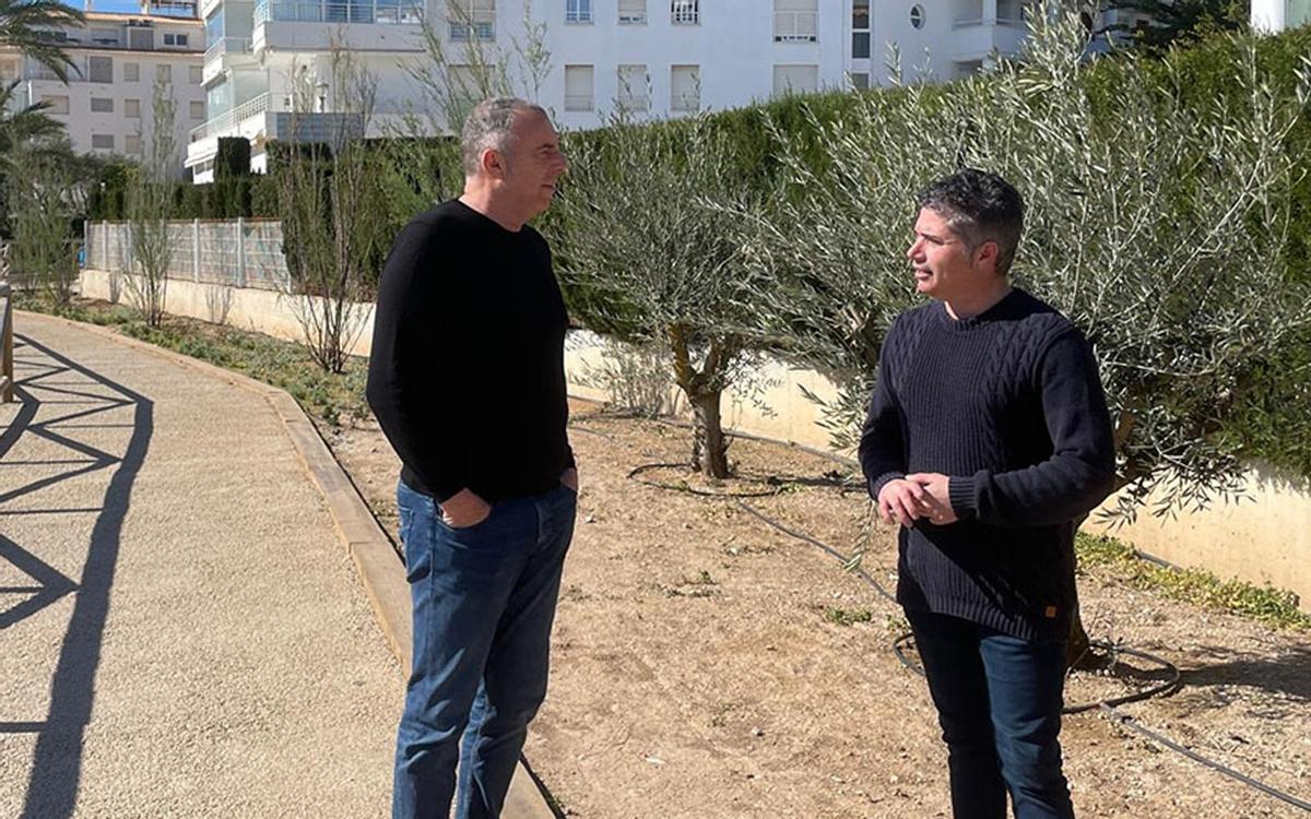 El concejal de Medio Ambiente (a la derecha) y el alcalde de Altea conversan junto a los arboles plantados en la senda peatonal de Cap Negret
