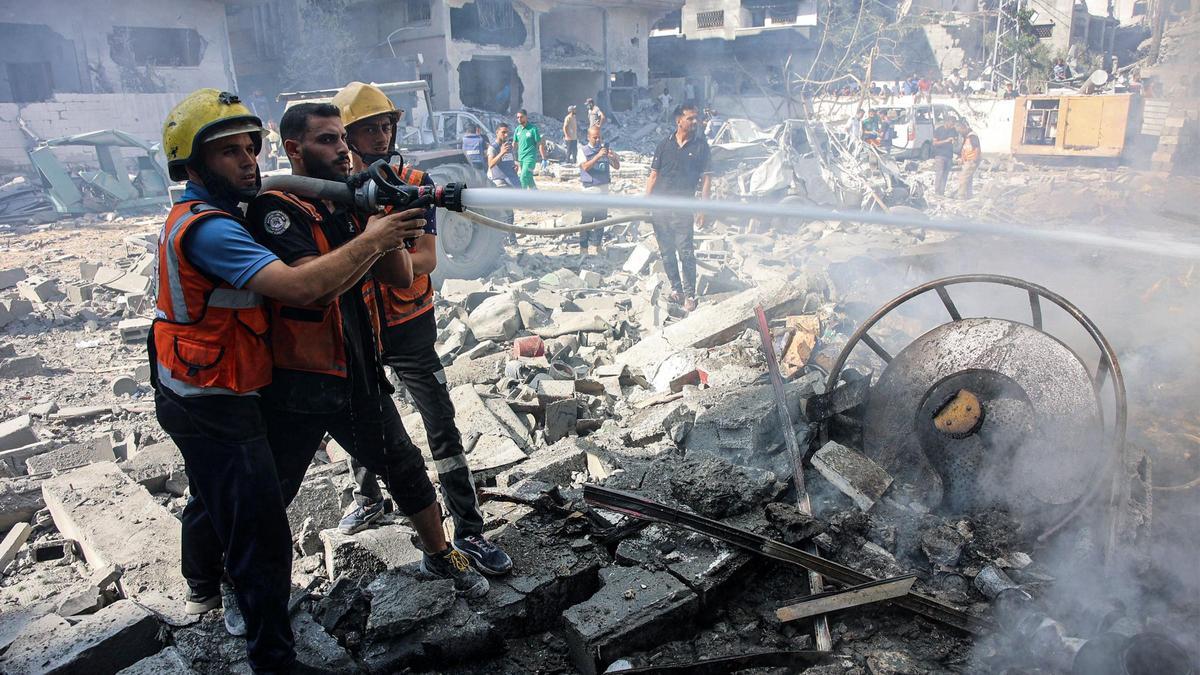 Extinción de un incendio en el barrio de Sheikh Radwan, en el norte de la ciudad de Gaza.