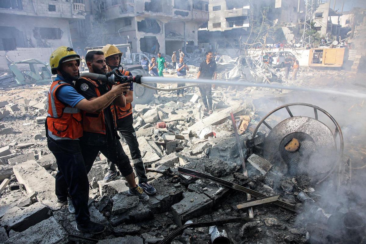 Extinción de un incendio en el barrio de Sheikh Radwan, en el norte de la ciudad de Gaza.