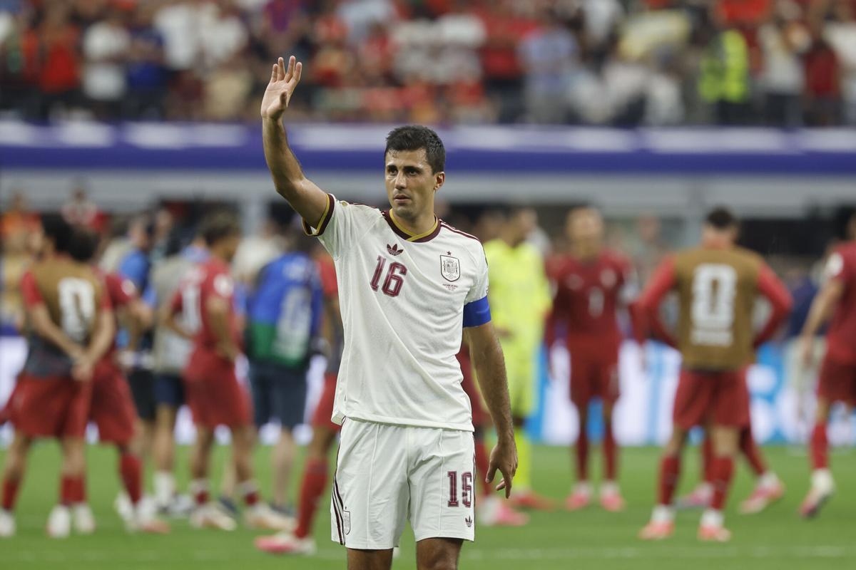 Rodri Hernández de España celebra al finalizar un partido de los octavos de final del Mundial.