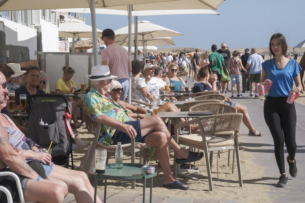 Turistas en las terrazas ubicadas en la playa de Maspalomas.