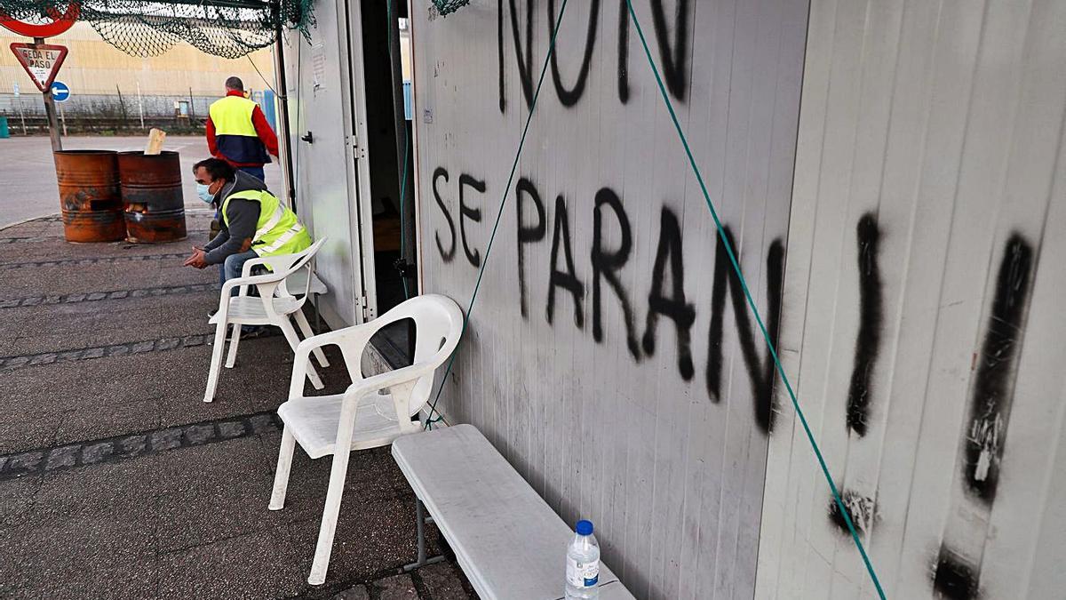 Dos trabajadores en el exterior de la fábrica de Alcoa en San Cibrao (Cervo), ayer. |   // EFE