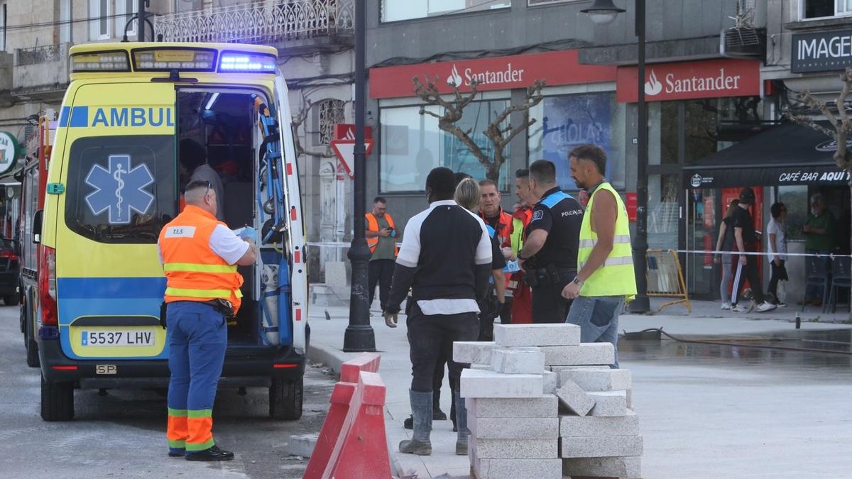 Sanitarios y agentes policiales en una obra en Cangas tras un reciente accidente laboral.