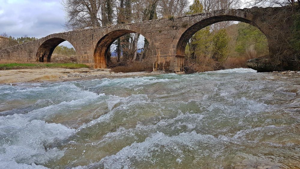 Solsonès. El pont de la Ginebrosa té tres arcs, és tot de pedra, pla i sense baranes, i aquests dies hi podem veure baixar un bon volum d’aigua.