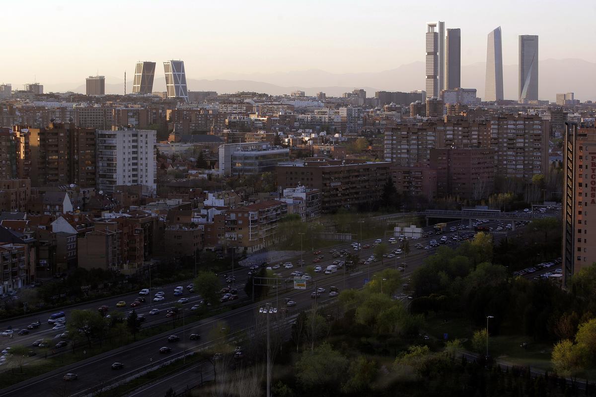 Vista de Madrid, con las Cuatro Torres y las Torres Kio al fondo