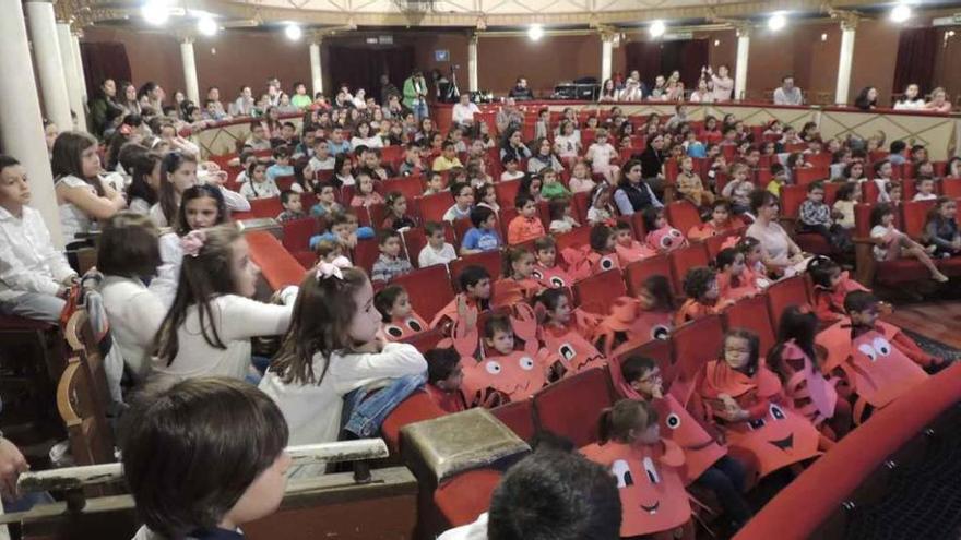 Aspecto que presentaba ayer el Teatro Reina Sofía con los niños ataviados para la ocasión.