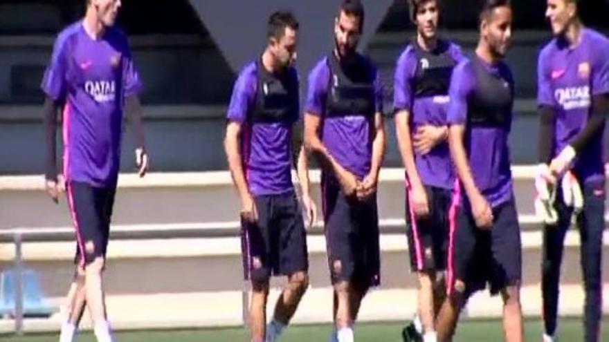 Mimos para Xavi Hernández durante el entrenamiento