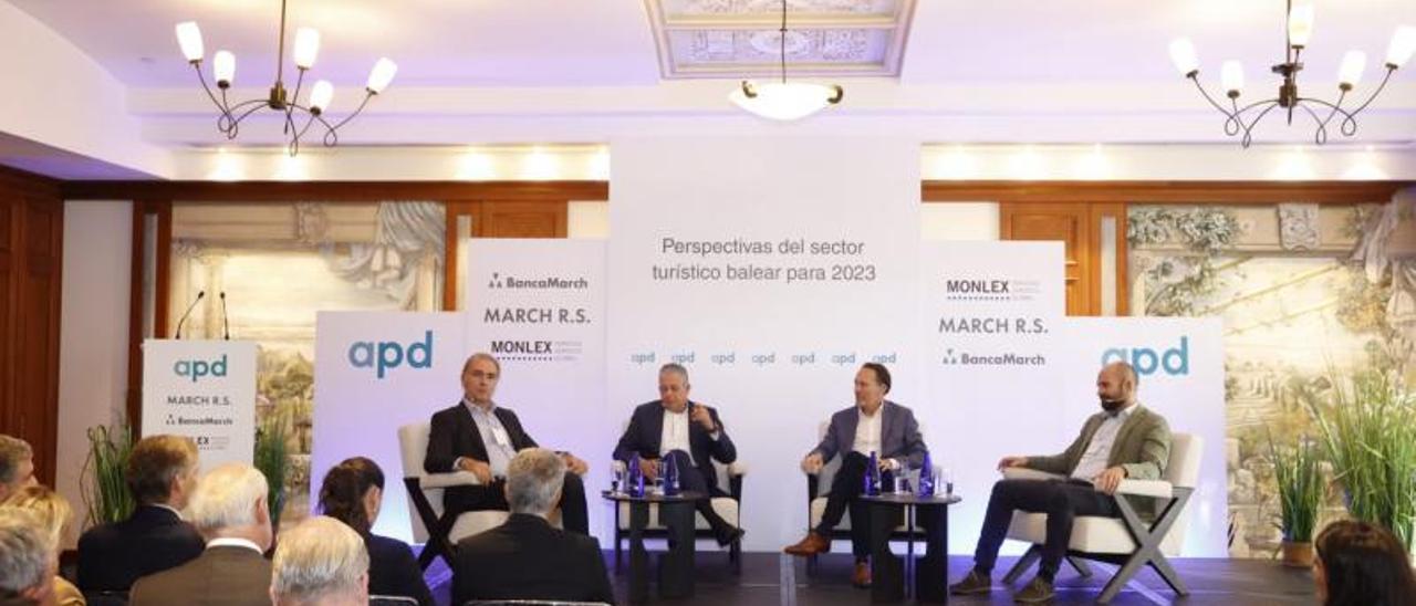 Luciano Terrassa, Jorge Schoenenberger (VECI), Nicolas Huss (Hotelbed) y Joan Trian (RIU). | APD