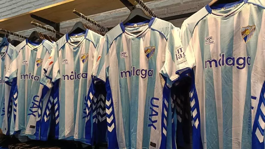 El Málaga CF pone a la venta las nuevas camisetas para la temporada 25/26