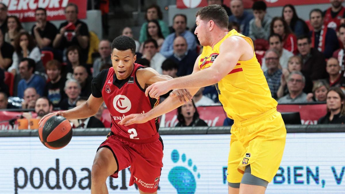 Trae Bell-Haynes maneja el balón con intención de superar a Joel Parra en el encuentro entre el Casademont Zaragoza y el Barcelona que los rojillos se llevaron en el Príncipe Felipe.