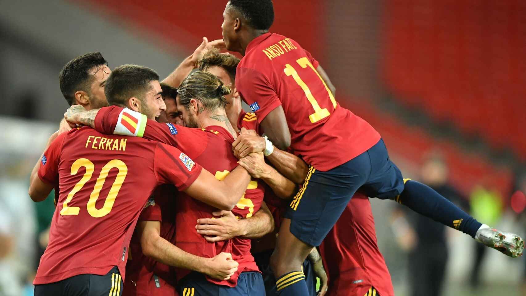 Los jugadores de la selección celebran un gol.