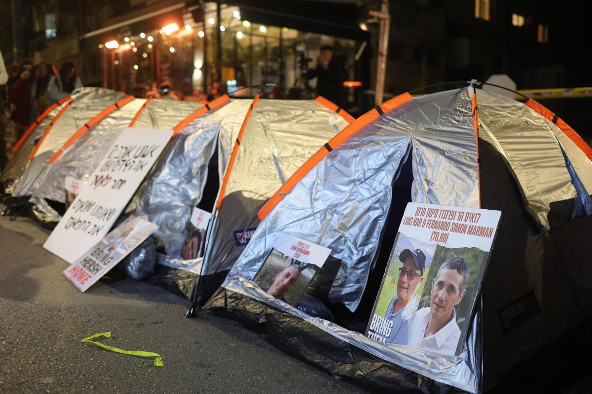 Familiares de los rehenes de Hamás protestan frente al domicilio de Netanyahu