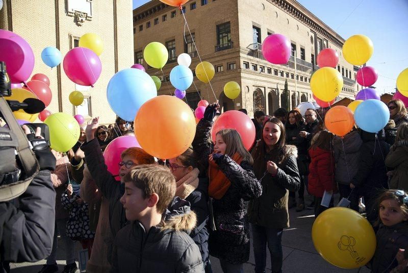 Suelta de globos literarios en la plaza del Pilar