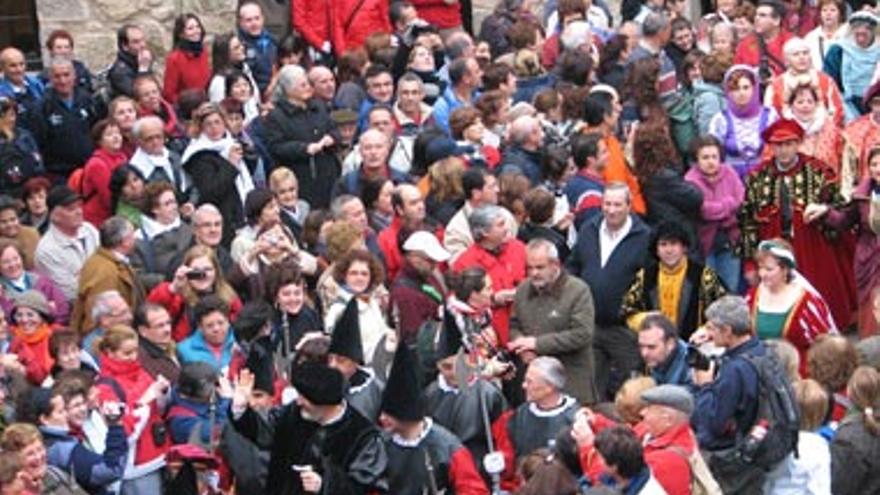 6.000 personas y 250 caballos participan en la Ruta del Emperador