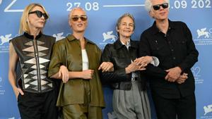 (From L) Australian actress Cate Blanchett, Luxembourg actress Vicky Krieps, British actress Charlotte Rampling and US film director Jim Jarmusch attend the photocall of the movie Father Mother Sister Brother presented in competition at the 82nd International Venice Film Festival, at Venice Lido on August 31, 2025. (Photo by Tiziana FABI / AFP)