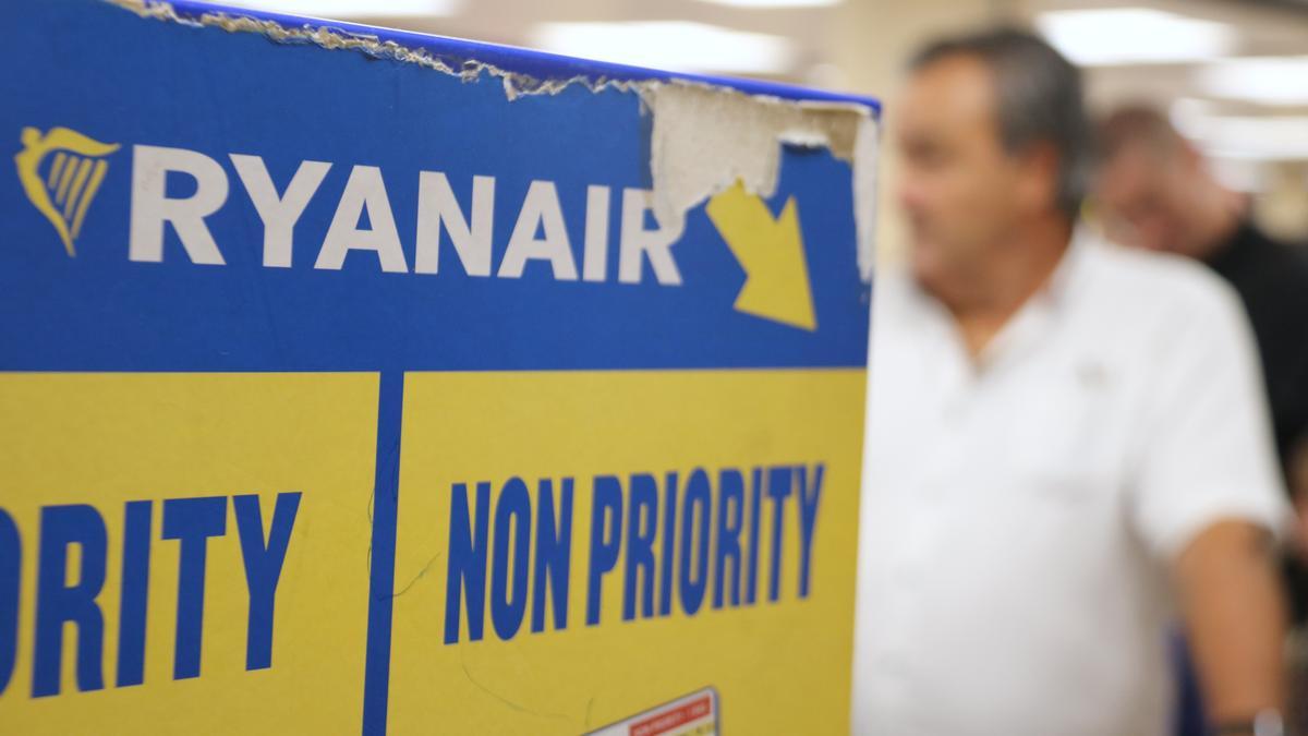 Viatgers de Ryanair en una de les cues de la vaga de la companyia