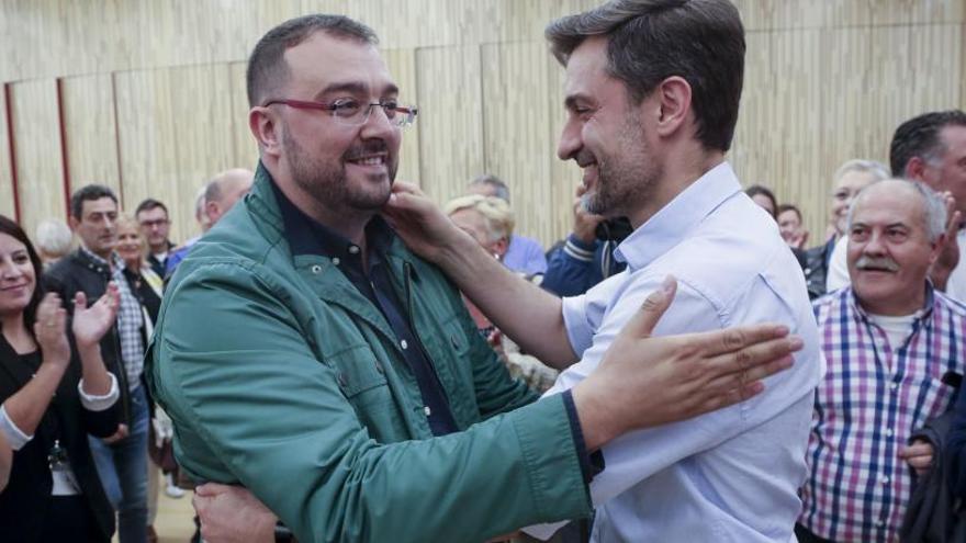 Adrián Barbón, a la izquierda, tras su victoria en las primarias, junto a su rival, José María Pérez.