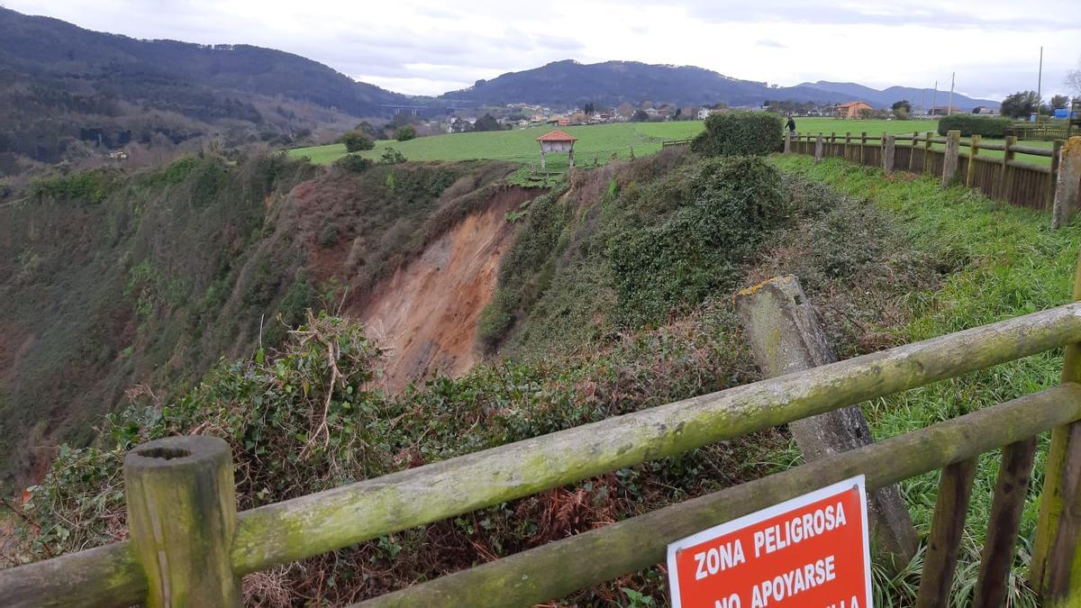 Un argayo pone en riesgo el hórreo histórico de Cadavedo