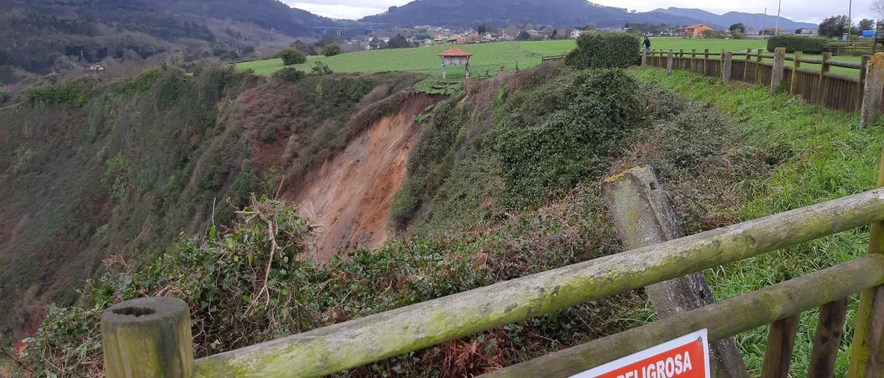 Un impresionante argayo pone en riesgo el hórreo histórico de Cadavedo