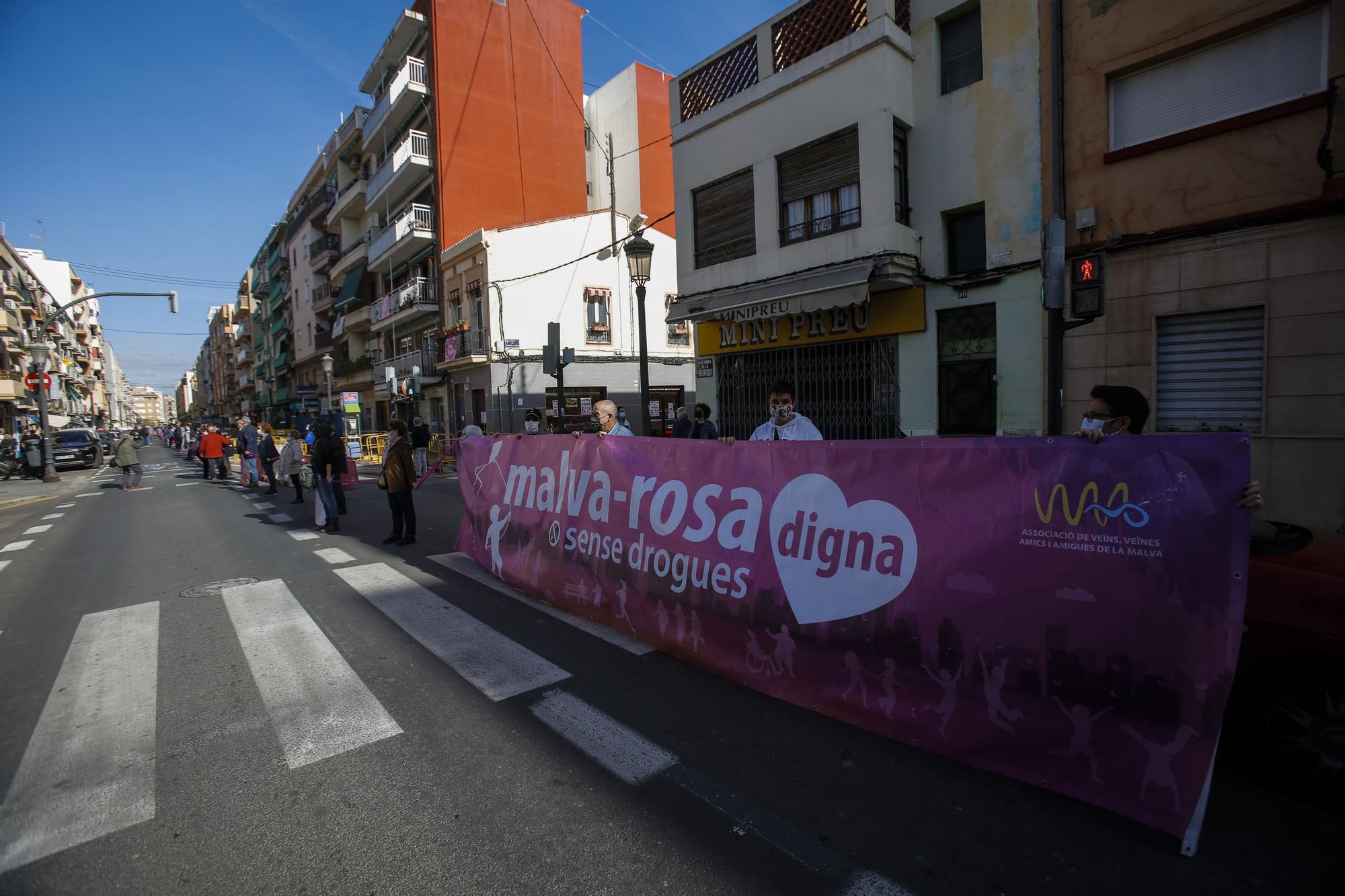 La Malva-rosa vuelve a los años noventa: falta de urbanización, dotaciones y problemas de droga. Una marea humana reivindica la dignidad de un barrio histórico