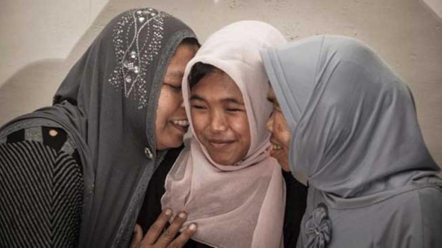 Madre e hija se reencuentran tras el tsunami de Indonesia de 2004