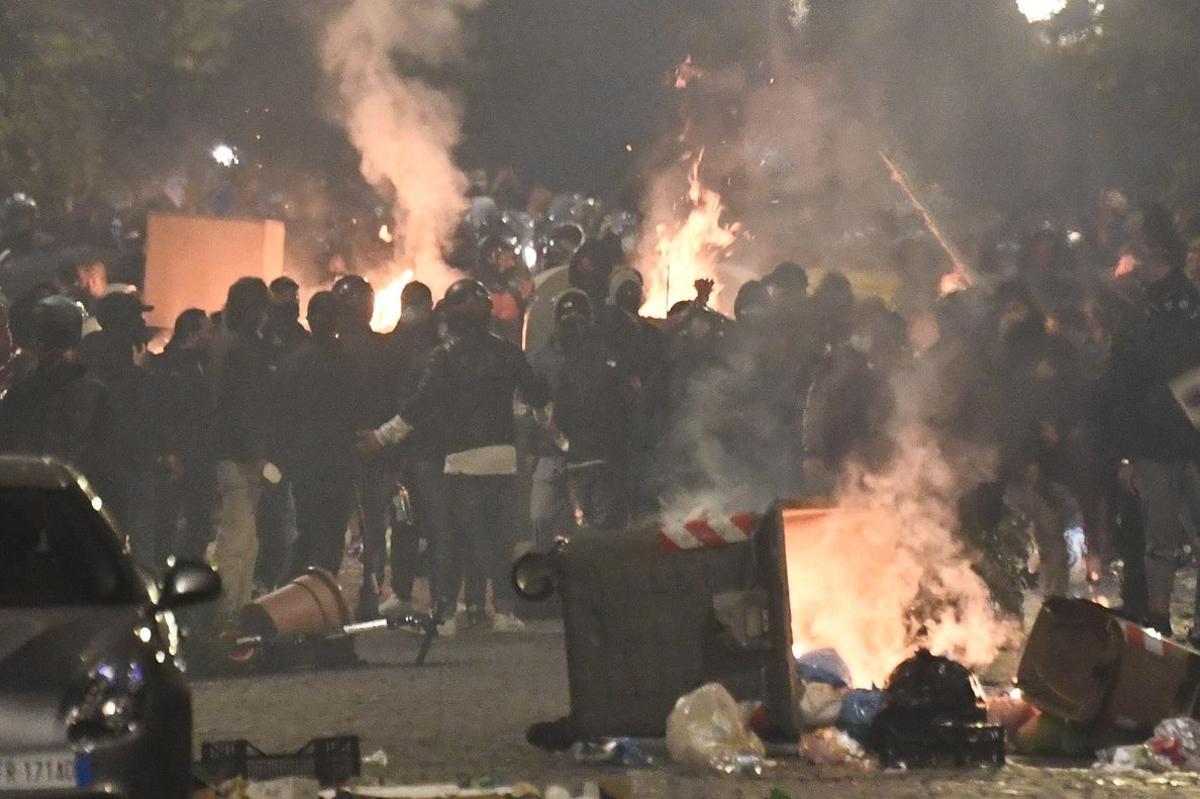 Naples (Italy), 23/10/2020.- Hundreds of people clash against police during the protest over the curfew and the prospect of lockdown in Naples, Italy, 23 October 2020. The governor of Campania ordered from 23 October, a curfew from 11 p.m. till morning due to spike in coronavirus infections in the region. (Protestas, Italia, Nápoles) EFE/EPA/STRINGER