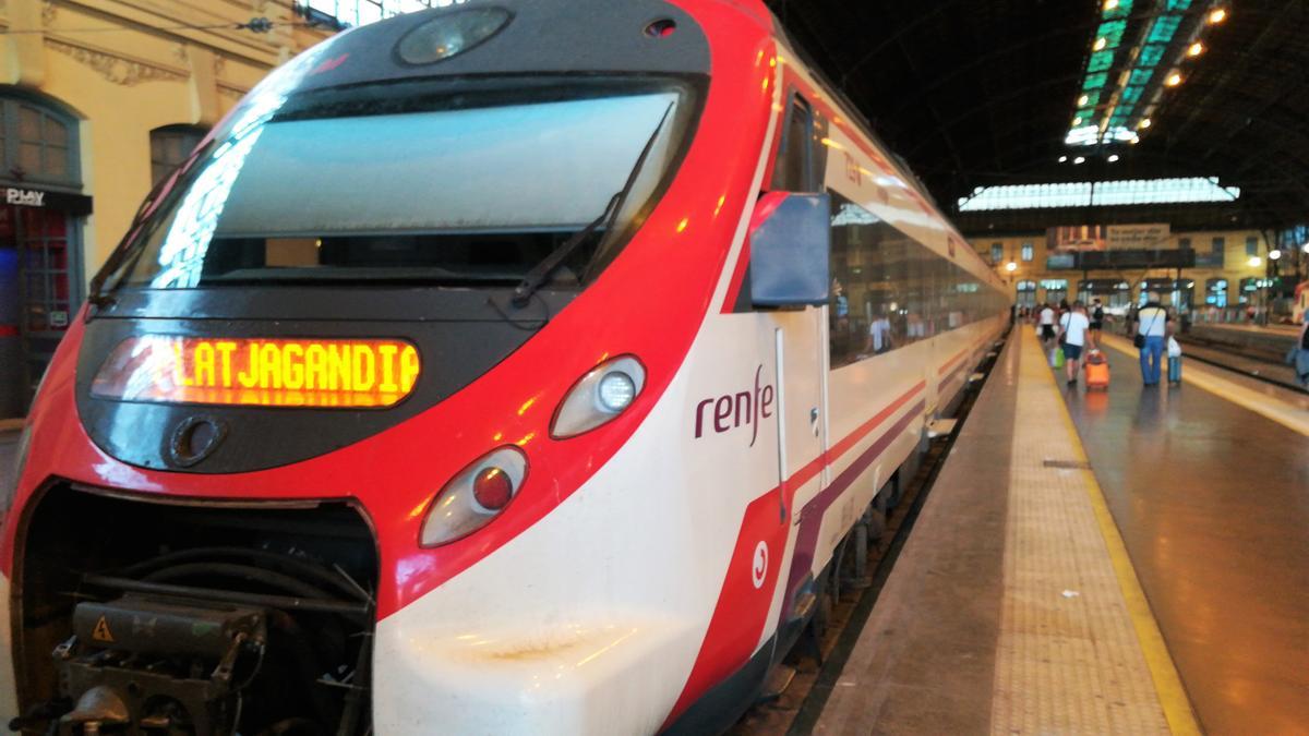 Un tren con destino a la playa de Gandia, en la estación de València.