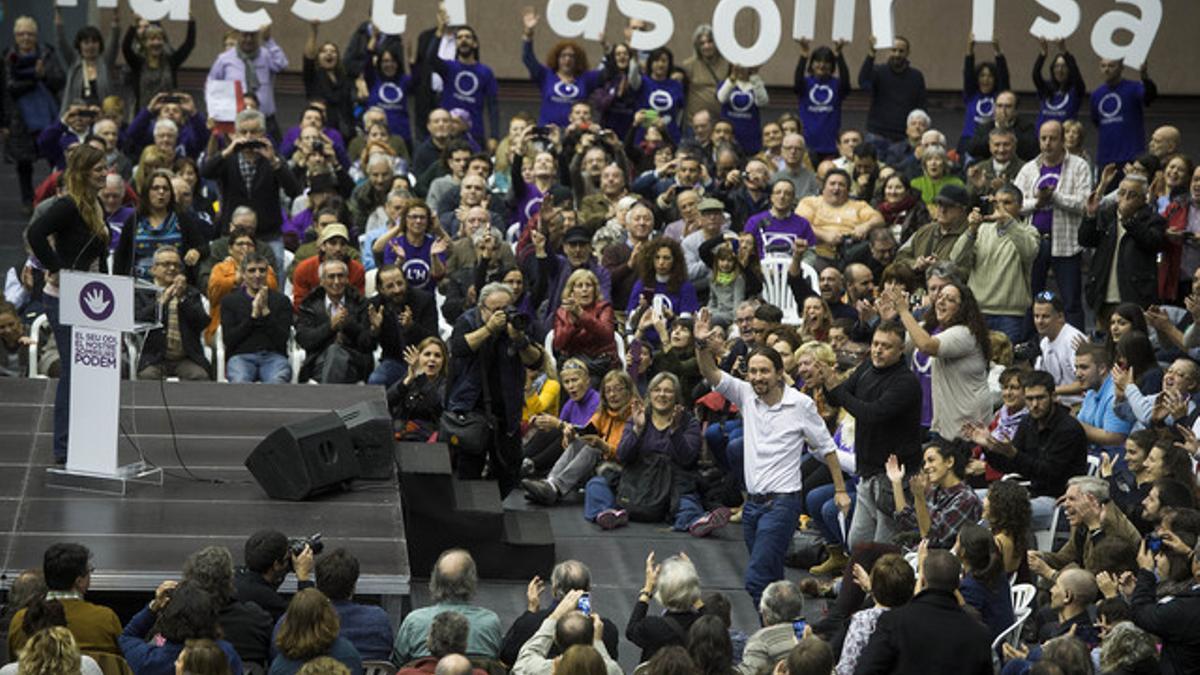 Pablo Iglesias saluda a sus seguidores, que le han aclamado en el pabellón de la Vall d'Hebrón