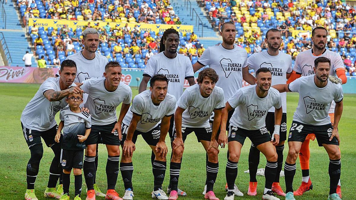 Los jugadores del FC Cartagena lucieron una camiseta de apoyo a La Palma. | GABRIEL UTIEL/ EL PERIÓDICO 