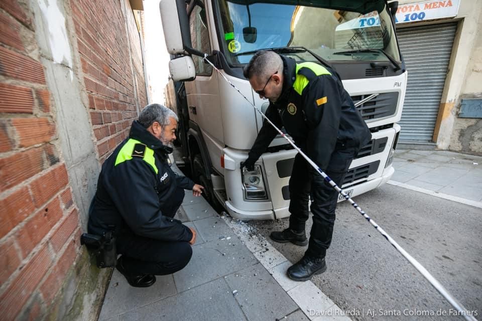 Un camió queda atrapat en un carrer de Santa Coloma en cedir part del paviment