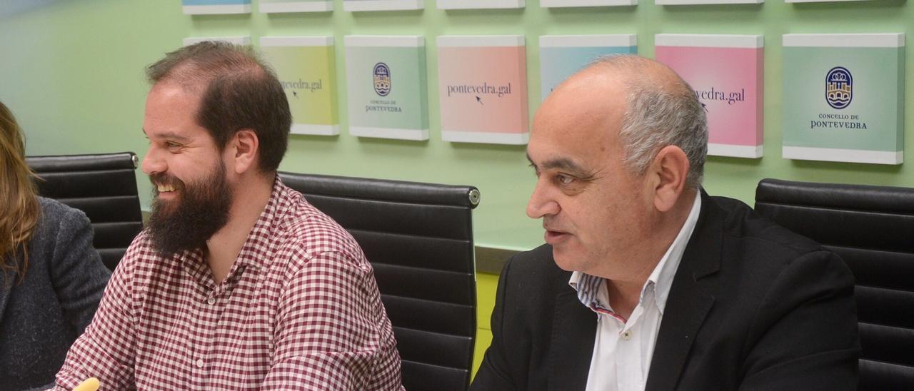 Iván Puentes y Tino Fernández en una rueda de prensa en el Concello.