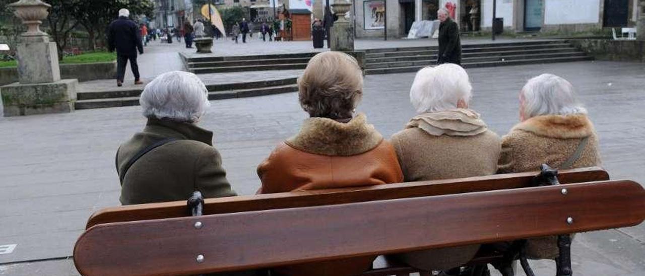 Un grupo de jubiladas, en un banco de A Ferrería.