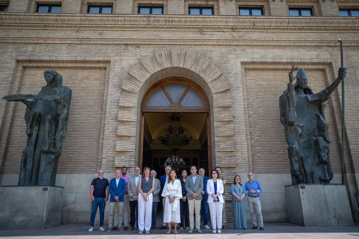 La corporación del Ayuntamiento de Zaragoza también ha mostrado sus respetos a las víctimas a las puertas del consistorio.
