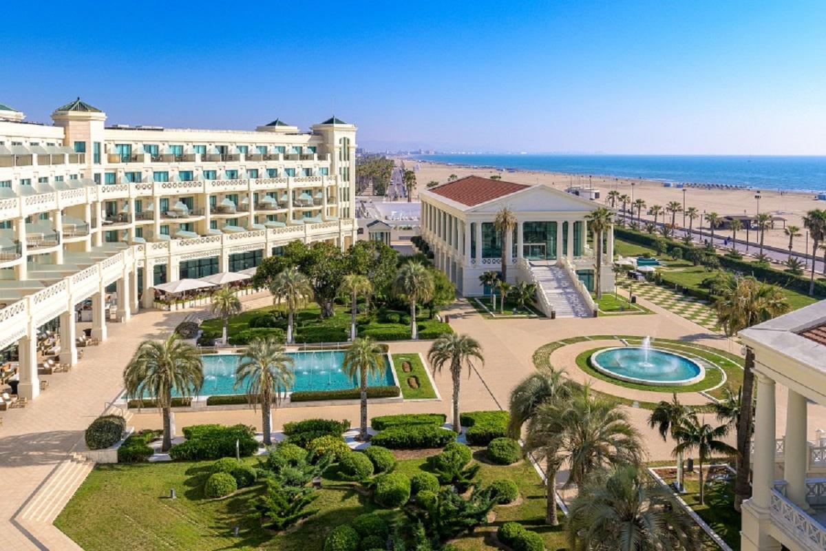 El Hotel Las Arenas está ubicado en primera línea de playa de la Malva-rosa.