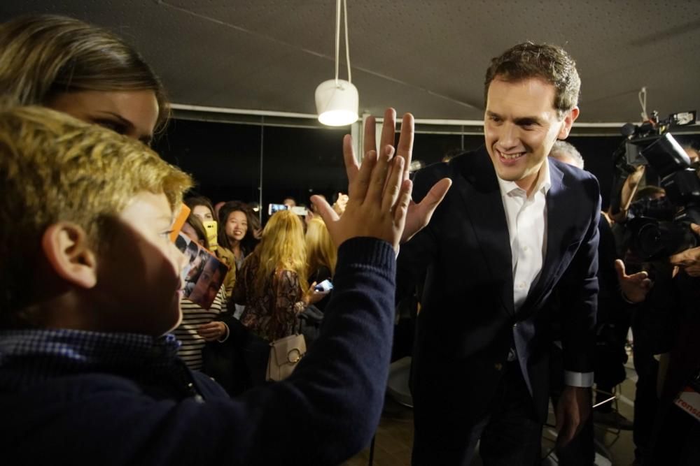 Albert Rivera y un perro como Lucas a su mitin en València